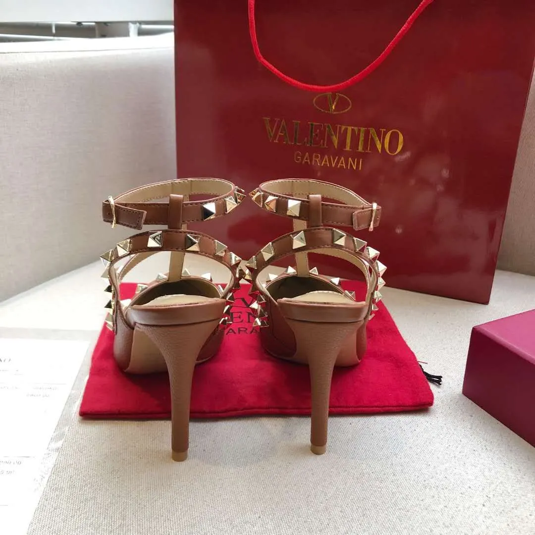 👟👟Ex-factory price 400👟👟 Genuine leather sole +30 Available all year round🎁[Brown pebbled leather series] Heel height: 9.5cm+6.5cm. Valentino is a global haute couture and ready-to-wear luxury brand. Valentino is timeless and never goes out of style. Sheepskin feet, lining 🎁34 to 40/41/42 sizes, ready stock. Original last from the counter, regular bottom, genuine leather outsole +30